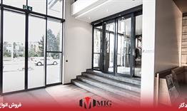 راهنمای کامل تمیز کردن و نگهداری پنل‌های شیشه‌ای درب اتوماتیک بدون آسیب